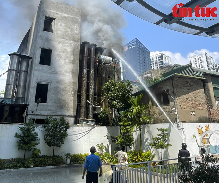 Lực lượng chữa cháy tòa chung cư và trường mầm non Sakura bên cạnh dập tắt ngọn lửa.