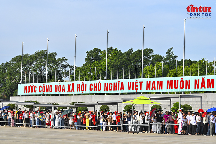 Dòng người thành kính vào Lăng viếng Bác dịp Quốc khánh 2/9 Chú thích ảnh