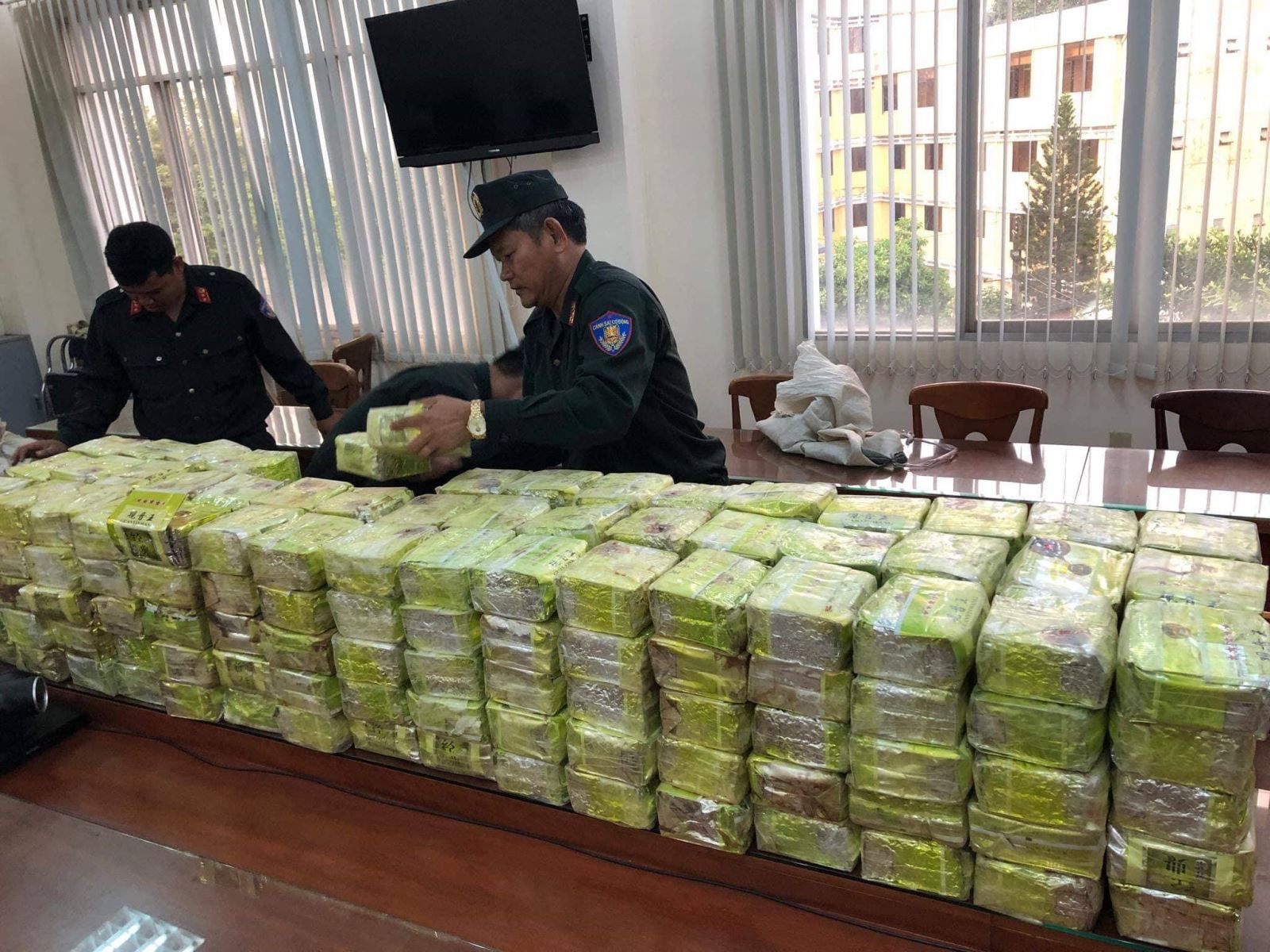 300 kg ma túy bị thu giữ trong một vụ buôn bán, vận chuyển ma túy xuyên quốc gia. Ảnh do Công an cung cấp.
