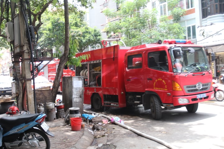 Cháy nhà trong ngõ Lương Sử C (Hà Nội) khiến lực lượng phòng cháy gặp khó khăn