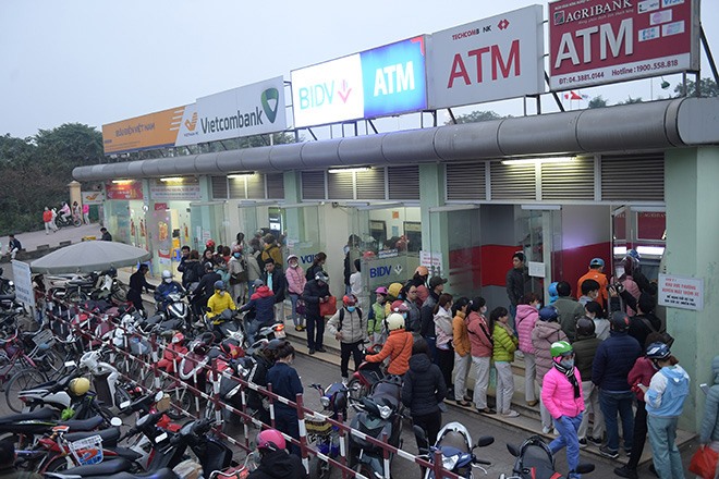 Cận Tết, công dân vẫn 'dài cổ' chờ rút tiền tại các cây ATM