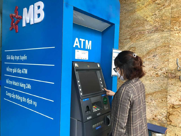 Cận Tết - ATM - app ngân hàng - rút tiền Tết đến rồi, bạn còn tìm cách đến ngân hàng rút tiền không? Với các ATM và app ngân hàng của chúng tôi, bạn có thể dễ dàng rút tiền mọi lúc mọi nơi mà không cần phải đến địa điểm ngân hàng. Nhanh chóng, tiện lợi và an toàn!