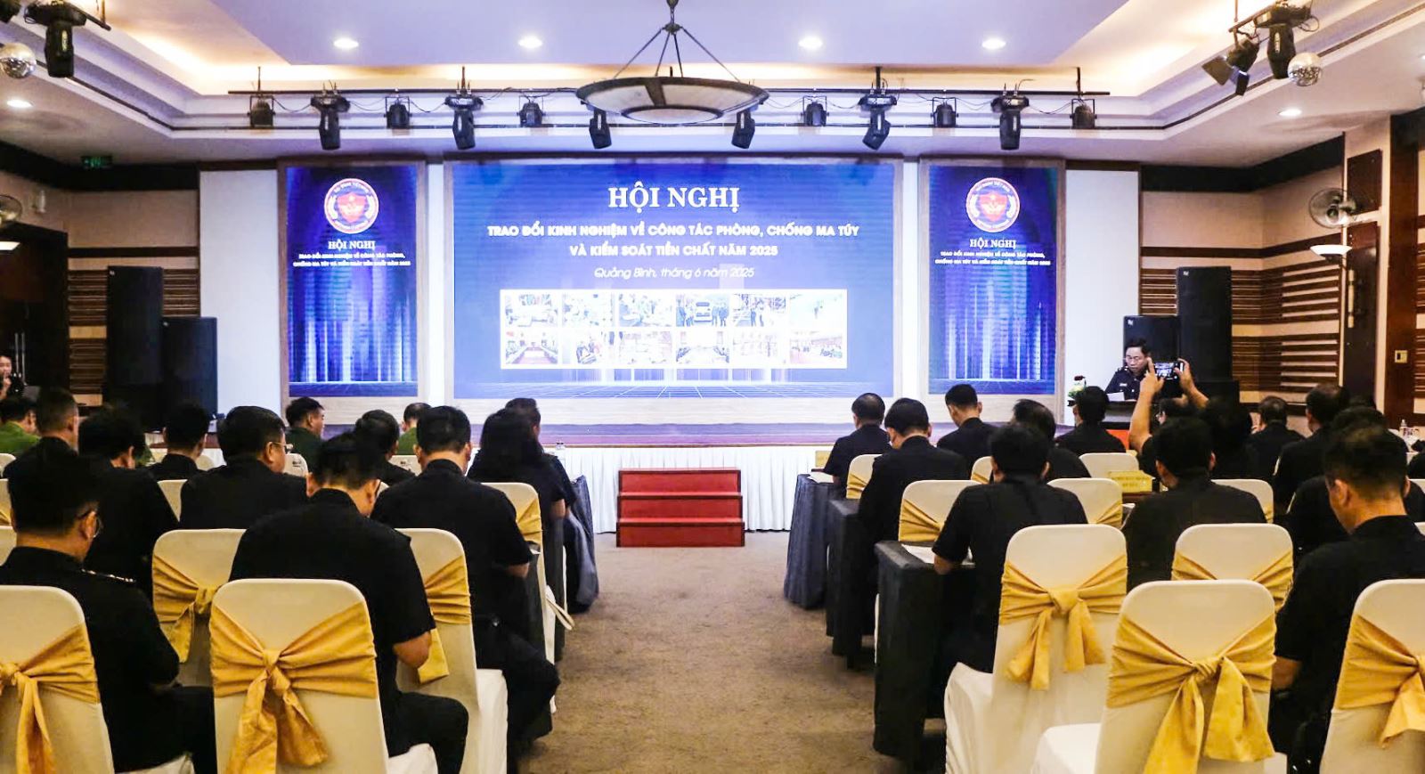 Chú thích ảnh Chú thích ảnh