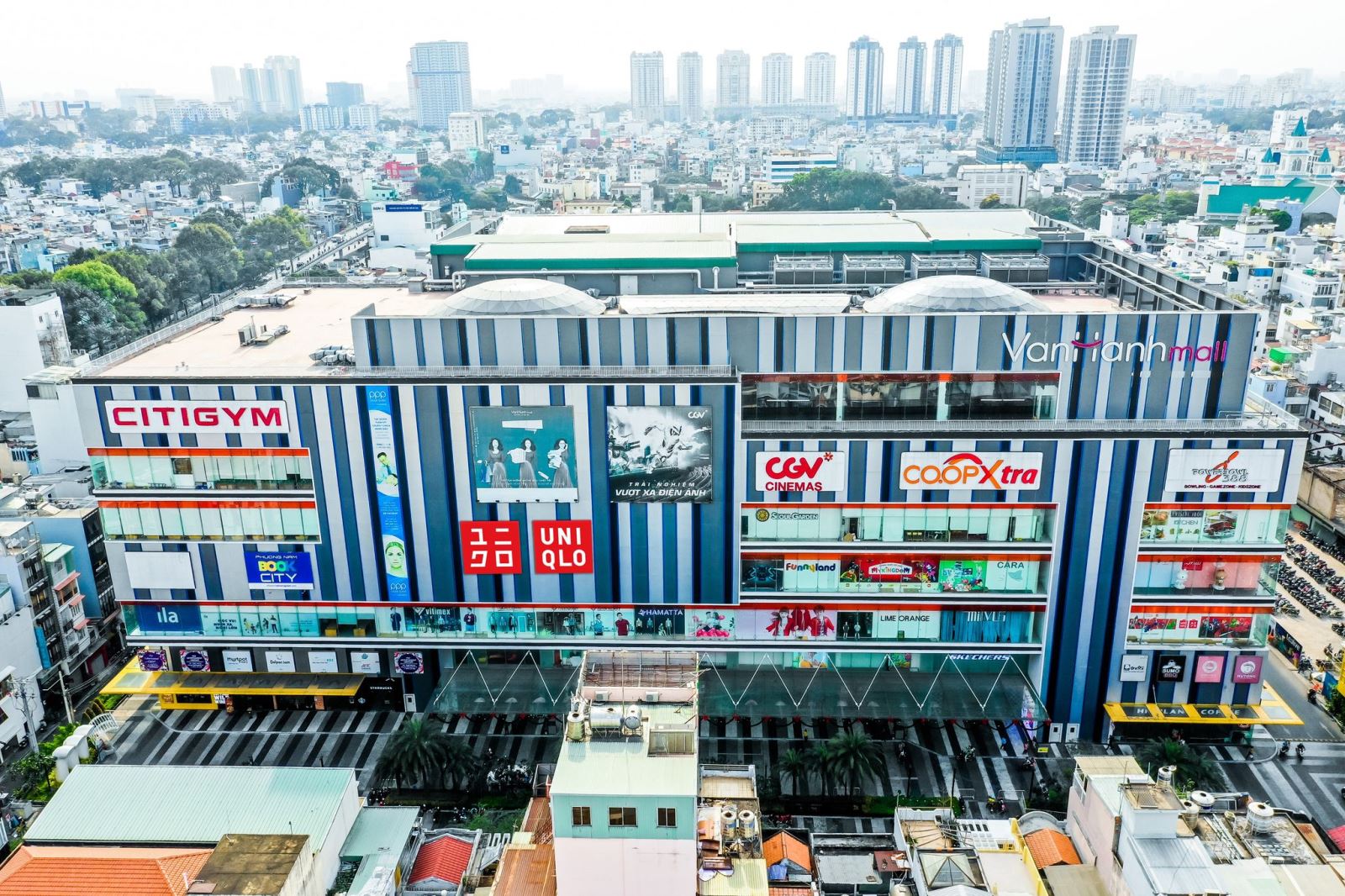 Cận cảnh cửa hàng Uniqlo lớn nhất Đông Nam Á ở Hà Nội vừa mở cửa