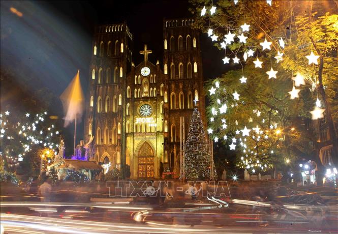 Giáng sinh 2018 đến rực rỡ hơn bao giờ hết tại Hà Nội. Khắp đường phố đều tràn ngập ánh sáng và màu sắc Giáng sinh. Hãy xem những hình ảnh để cảm nhận sự phấn khích trong lòng mọi người khi đón chào mùa lễ hội.