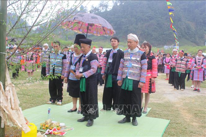 Lễ hội Gầu Tào dân tộc Mông là một sự kiện quan trọng trong năm của người Mông. Hình ảnh về lễ hội sẽ khiến bạn cảm thấy mê hoặc với những trò chơi đặc sắc, âm nhạc đậm chất dân tộc và màu sắc đặc trưng của vùng núi Tây Bắc.