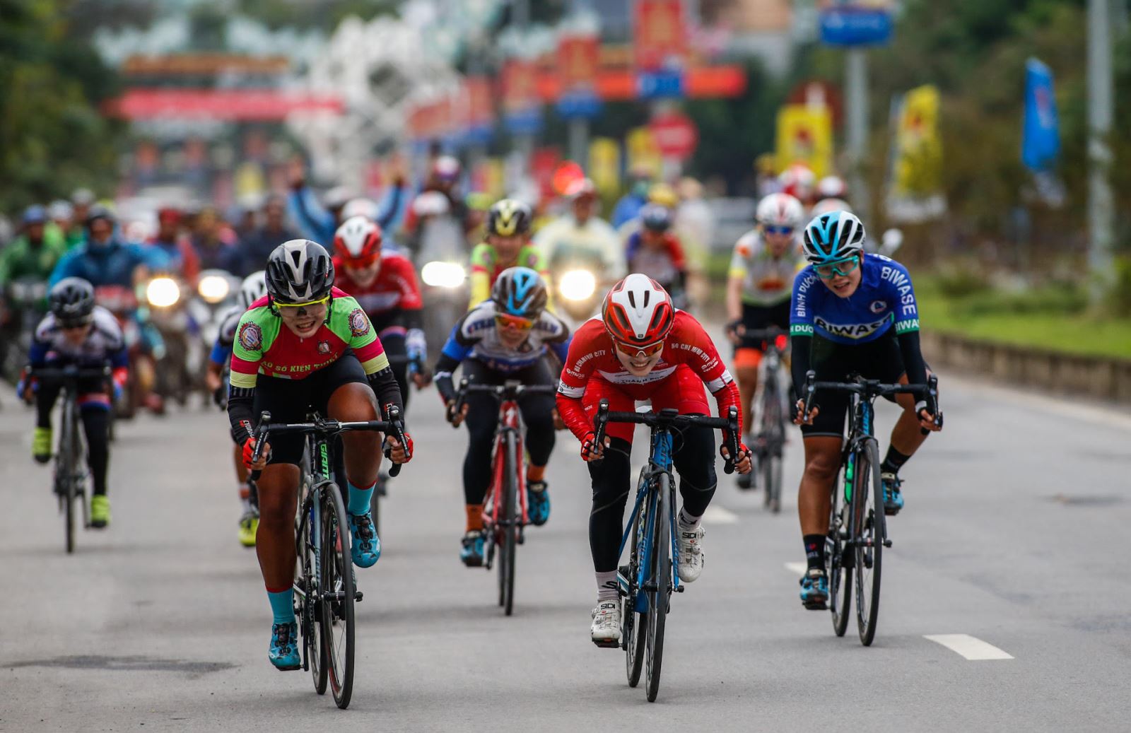 Hãy xem những khoảnh khắc gay cấn nhất của giải vô địch xe đạp với những tay đua tài ba định giành chiến thắng. Những pha đua nghẹt thở, đầy kịch tính sẽ kéo bạn đến từng giây, từng phút.