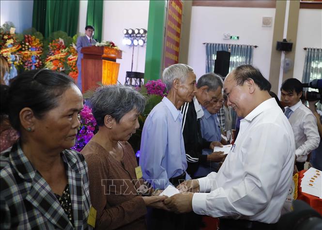  Thủ tướng Nguyễn Xuân Phúc tặng quà cho các gia đình có nạn nhân bị nhiễm chất độc da cam/dioxin tại thị xã An Nhơn, Bình Định (năm 2019). Ảnh: Thống Nhất/TTXVN