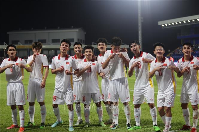 Đội tuyển U23 Việt Nam đầy nhiệt huyết, sự khát khao chiến thắng không ngừng nghỉ. Họ là những cầu thủ trẻ đầy tài năng, đang hướng tới những thành công lớn trong tương lai. Hãy cùng xem họ thi đấu và cổ vũ cho đội tuyển U23 Việt Nam nhé!