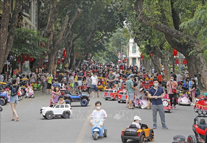Hà Nội là một thành phố vô cùng đa dạng và phong phú, nơi có rất nhiều điểm vui chơi thú vị cho mọi lứa tuổi. Hãy trải nghiệm những công viên, khu vui chơi, phố đi bộ và các khu trò chơi giải trí khác để khám phá sự đặc sắc của thủ đô.