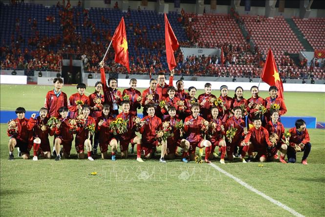 Chứng kiến những khoảnh khắc đáng nhớ, cảm nhận được nỗi hạnh phúc của đội tuyển nữ Việt Nam khi giành được ngôi vô địch. Hãy xem hình ảnh do Mai Đức Chung thực hiện để cảm nhận được tất cả sự kiện hấp dẫn.