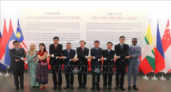 Triển lãm văn hóa ASEAN: Triển lãm văn hóa ASEAN là sự kiện văn hóa đặc biệt quy tụ các nước thành viên ASEAN. Đây là dịp để các quốc gia trao đổi văn hóa và quảng bá hình ảnh của mình đến với bạn bè quốc tế. Hãy đến tham quan triển lãm để cùng trải nghiệm và khám phá văn hóa đa dạng của khu vực Đông Nam Á.