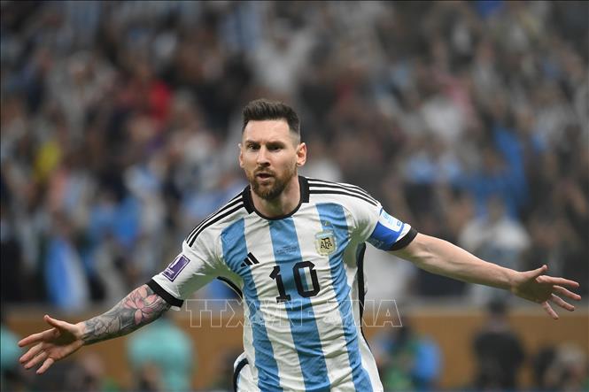Argentina vừa có bàn mở tỷ số nhờ hai chân tài hoa của Messi. Bạn đừng bỏ lỡ khoảnh khắc đẳng cấp này trong trận đấu với Pháp.