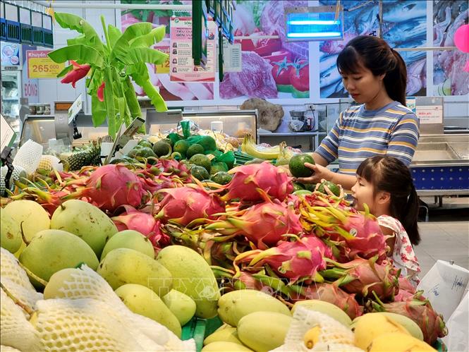 Người dân lựa chọn chọn mua trái cây bày bán tại siêu thị Co.opmart Thanh Hà (thành phố Phan Rang - Tháp Chàm, tỉnh Ninh Thuận). Ảnh minh họa: Nguyễn Thành/TTXVN