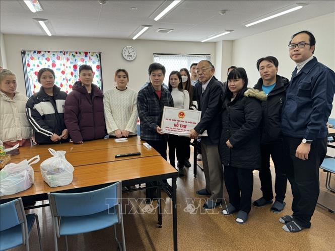 Đoàn công tác thăm hỏi và trao hàng hỗ trợ cho các lao động Việt Nam tại tỉnh Ishikawa