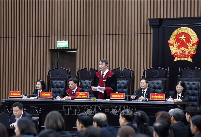 Thẩm phán, Chủ tọa phiên tòa Trần Nam Hà tuyên án đối với các bị cáo trong vụ đại án Việt Á. Ảnh: Phạm Kiên/TTXVN