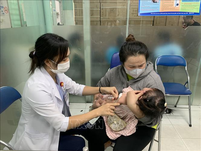 Tiêm vaccine phòng bệnh sởi cho trẻ em. Ảnh: Đinh Hằng/TTXVN