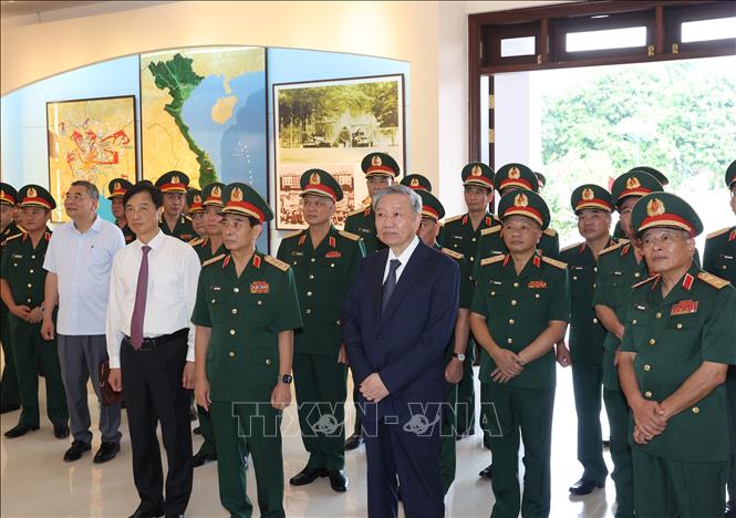 Tổng Bí thư, Chủ tịch nước Tô Lâm tham quan Bảo tàng Tổng cục II, Bộ Quốc phòng. Ảnh: Trí Dũng/TTXVN