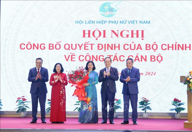 Các đồng chí lãnh đạo Thành uỷ Hà Nội chúc mừng đồng chí Nguyễn Thị Tuyến. Ảnh: Phương Hoa/TTXVN