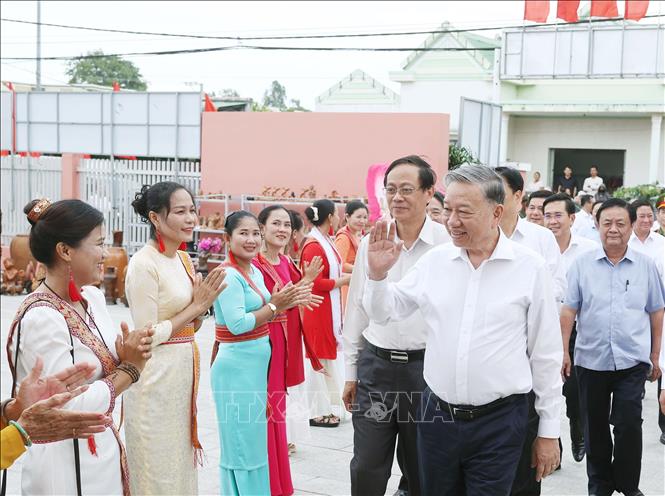 Tổng Bí thư Tô Lâm thăm trưng bày gốm Chăm Bầu Trúc (Ninh Thuận)