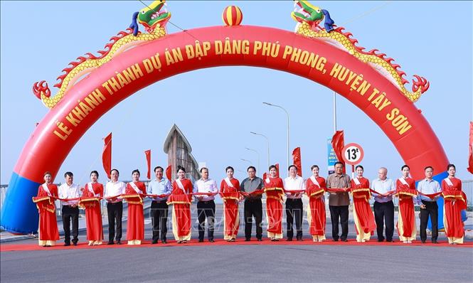 Thủ tướng Phạm Minh Chính và các đại biểu cắt băng khánh thành đập dâng Phú Phong (Bình Định). Ảnh: Dương Giang/TTXVN