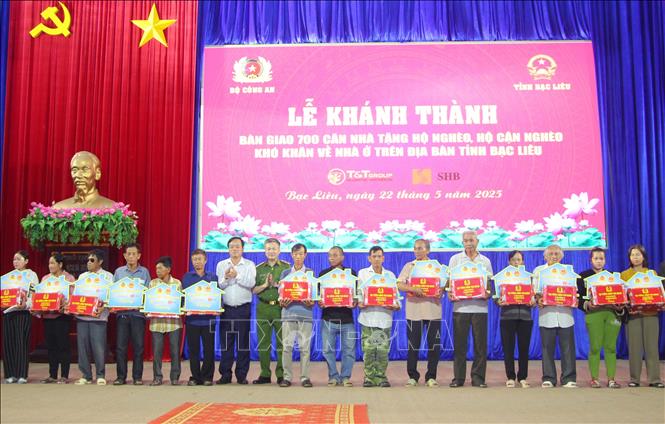 Bàn giao 700 căn nhà cho hộ nghèo, hộ cận nghèo