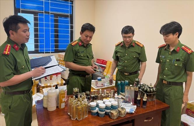 Triệt phá cơ sở sản xuất, buôn bán mỹ phẩm giả Chú thích ảnh