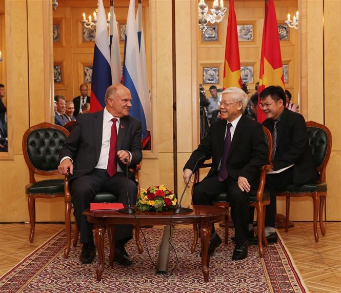 Việt Nam rất hân hoan chào đón Chủ tịch Đảng Cộng sản LB Nga tới thăm nước ta. Đây là một sự kiện ý nghĩa, tôn vinh mối quan hệ giữa hai nước. Trong video này, bạn sẽ được thấy hình ảnh cuộc gặp gỡ của hai đảng trưởng và những cuộc thảo luận quan trọng xoay quanh các vấn đề quan trọng của khu vực và thế giới.