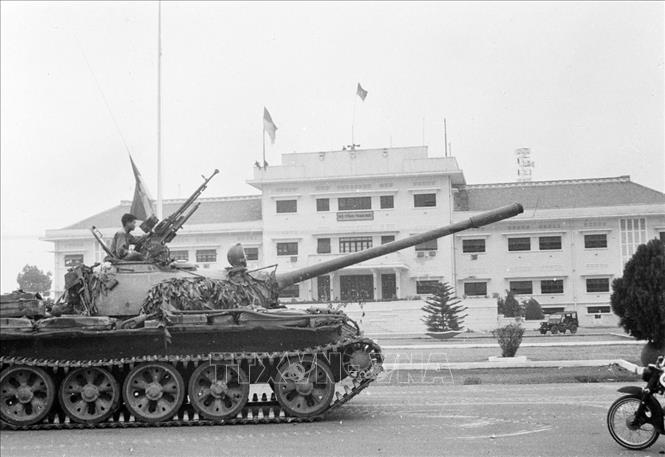 Kỷ niệm 45 năm Giải phóng miền Nam - ngày lịch sử của dân tộc Việt Nam. Hình ảnh về ngày 30/4 sẽ đưa bạn trở lại thời kỳ lịch sử đầy biến động, nhưng cũng đầy hy vọng và thắng lợi.