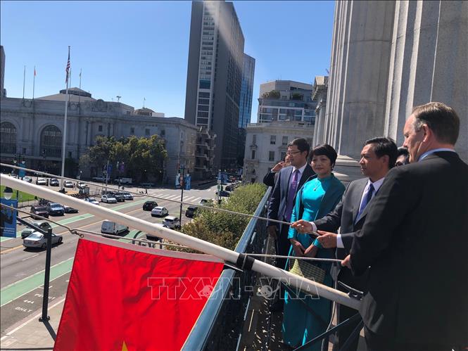 Lễ thượng cờ đã trở thành một nghi thức văn hóa quan trọng của người Mỹ và được tổ chức tại nhiều thành phố lớn trên toàn thế giới. San Francisco là một trong số đó với nhiều hoạt động văn hóa và lễ hội diễn ra vào ngày Quốc khánh Mỹ. Hãy đến và tham gia vào lễ thượng cờ tại San Francisco để cảm nhận sự tự hào và niềm đam mê của người Mỹ.