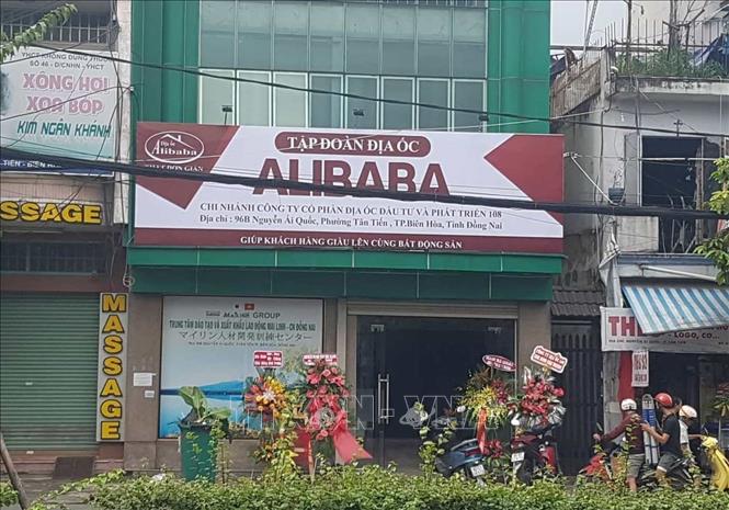 Tháo dỡ biển hiệu trái phép của Công ty cổ phần địa ốc Alibaba ...