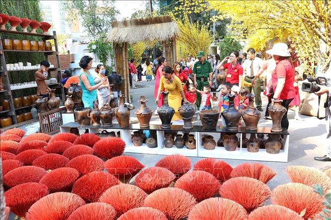 Lễ hội Tết Việt Canh Tý là một trong những lễ hội được mong chờ nhất trong năm. Tham gia lễ hội này, bạn sẽ được trải nghiệm và cảm nhận những giá trị truyền thống và tâm linh của người Việt Nam qua các hoạt động truyền thống đầy hứng khởi!
