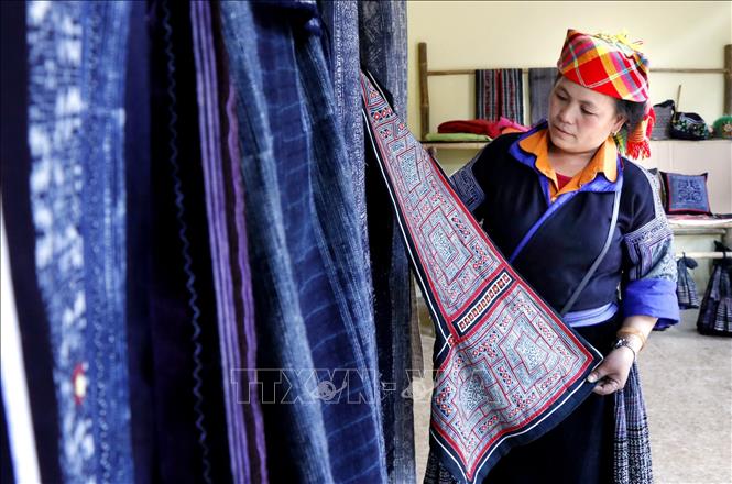 Váy hoa văn thổ cẩm Hmong mã số 004 | hu3hmongfashion.com