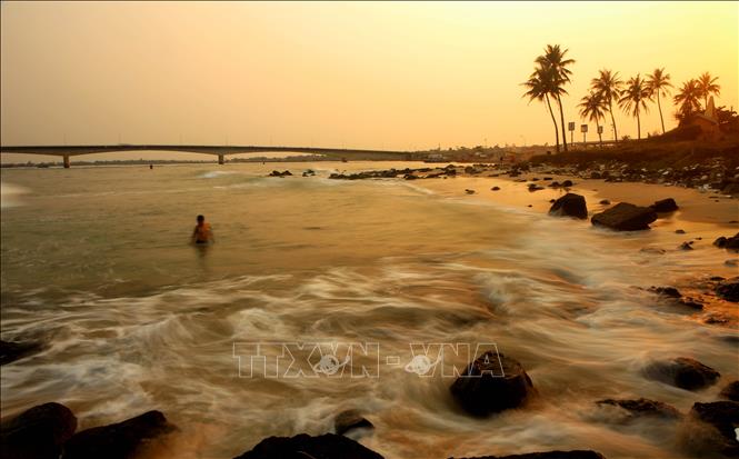 Chiêm ngưỡng vẻ đẹp bãi biển Cửa Tùng - Đảng Bộ Tỉnh Quảng Trị