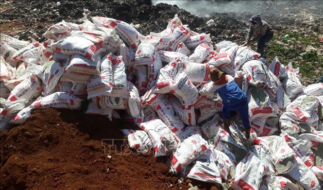 Lâm Đồng tiêu hủy gần 25 tấn phân bón không rõ nguồn gốc xuất xứ | baotintuc.vn
