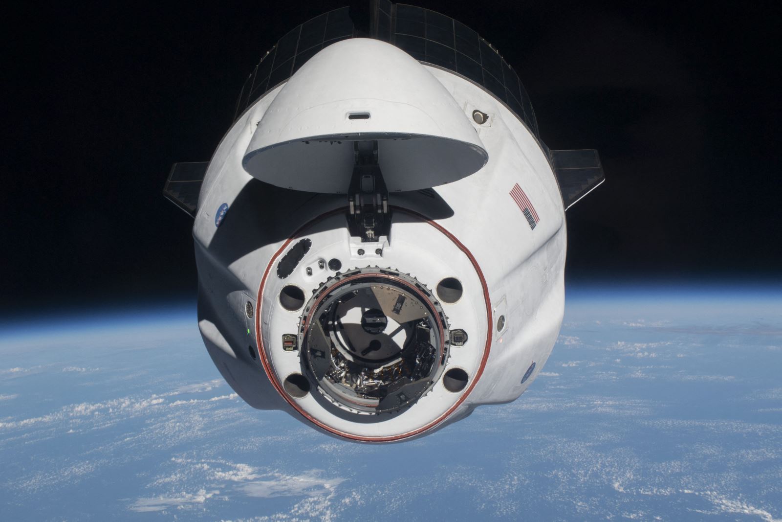 Tàu vũ trụ SpaceX Dragon trở về Trái Đất, mang theo các thí nghiệm khoa học giá trị