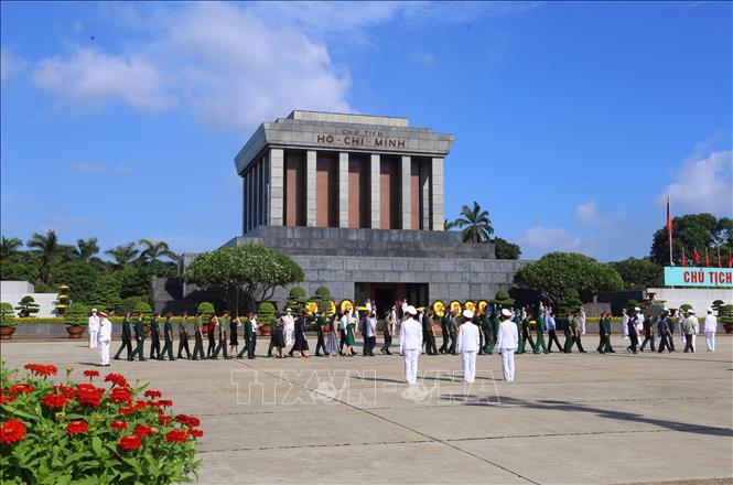 Thiêng Liêng: Lăng Chủ Tịch Hồ Chí Minh được coi là một trong những địa điểm thiêng liêng của đất nước Việt Nam. Không chỉ là một công trình kiến trúc độc đáo, lăng còn mang trong mình nhiều giá trị lịch sử và văn hóa sâu sắc.