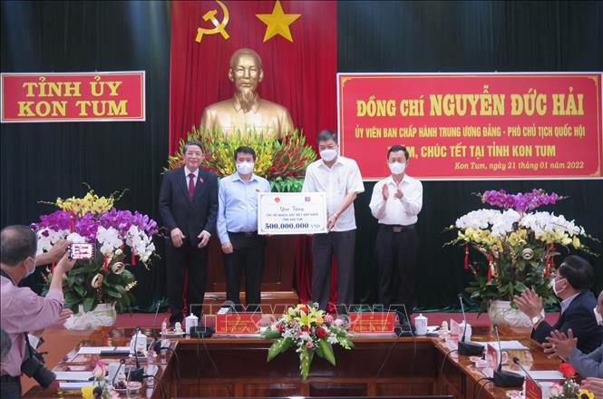 Phó Chủ tịch Quốc hội Nguyễn Đức Hải và đoàn công tác tặng 500 triệu đồng để hỗ trợ các hộ nghèo đặc biệt khó khăn của tỉnh Kon Tum. 