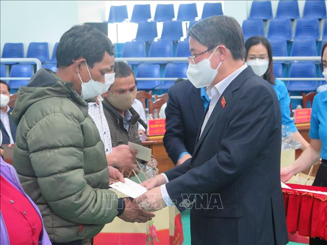 Phó Chủ tịch Quốc hội Nguyễn Đức Hải tặng quà cho đoàn viên, người lao động có hoàn cảnh khó khăn của tỉnh Kon Tum.