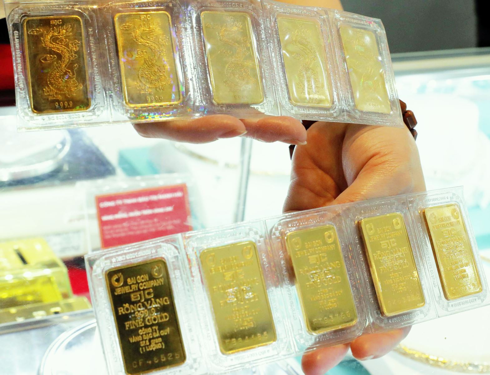 Giá vàng luôn là một chủ đề hấp dẫn và được quan tâm hàng đầu trên thị trường vàng. Hãy xem ảnh này để cập nhật những thông tin mới nhất về giá vàng.
