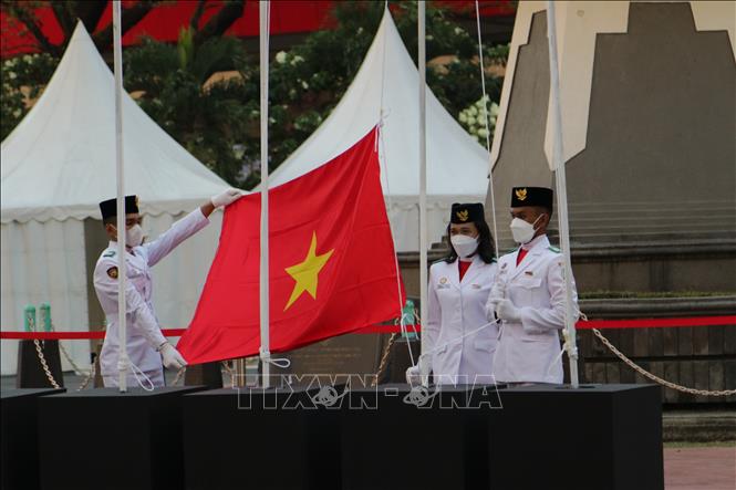 Cờ đoàn cờ tổ quốc: Hãy cùng nhìn vào bức ảnh này để cảm nhận niềm tự hào và lòng yêu nước với cờ đoàn cờ tổ quốc đang tung bay lên cao, soi sáng và đại diện cho văn hóa, truyền thống của dân tộc Việt Nam. Đây là biểu tượng cho sự đoàn kết, tinh thần quyết tâm chiến thắng, là niềm hào hứng trong lòng mỗi người con Việt!