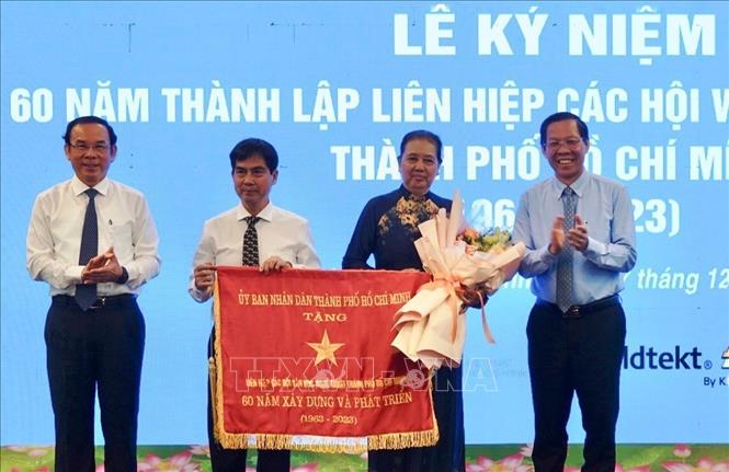 Bí thư Thành ủy TP Hồ Chí Minh Nguyễn Văn Nên trao cờ truyền thống cho Liên hiệp các hội văn học nghệ thuật Thành phố Hồ Chí Minh.