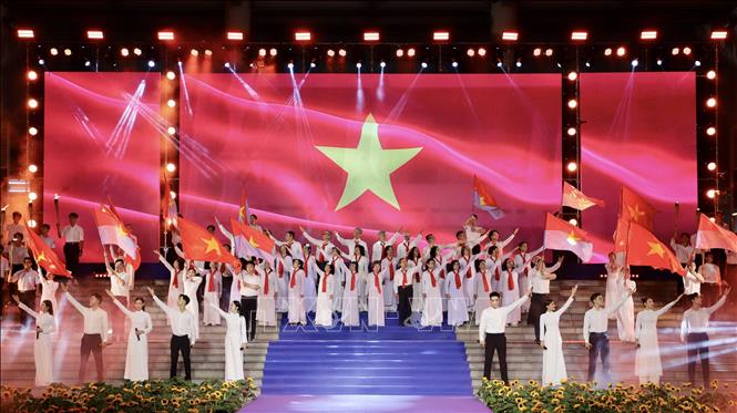 Tiết mục ca múa “Hát trên đường tranh đấu” do CLB Truyền thống Thành Đoàn, Nhóm Sao Việt, Nhóm múa Sắc Vũ biểu diễn.