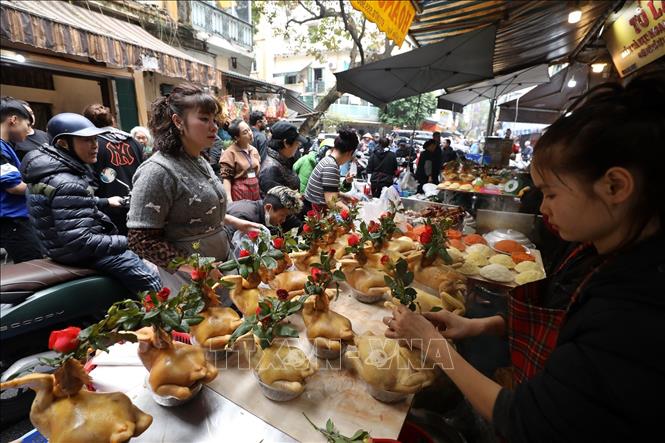 Khu chợ Hàng Bè (phố Gia Ngư, Hoàn Kiếm, Hà Nội) đã tấp nập hoạt động mua - bán, trong đó mặt hàng bán chạy nhất là gà, xôi. Ảnh: Minh Quyết/TTXVN
