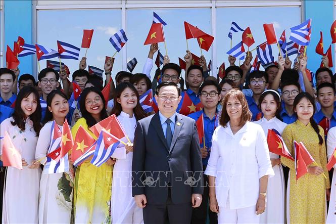 Chủ tịch Quốc hội Vương Đình Huệ với sinh viên và cộng đồng người Việt Nam tại Cuba. Ảnh: Doãn Tấn/TTXVN