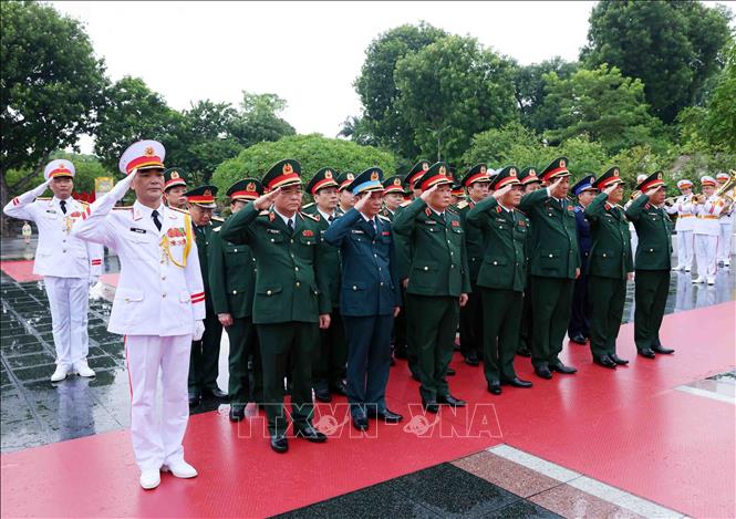 Đoàn đại biểu Quân uỷ Trung ương - Bộ Quốc phòng đến đặt vòng hoa, tưởng niệm các Anh hùng liệt sĩ. Ảnh: Phạm Kiên/TTXVN