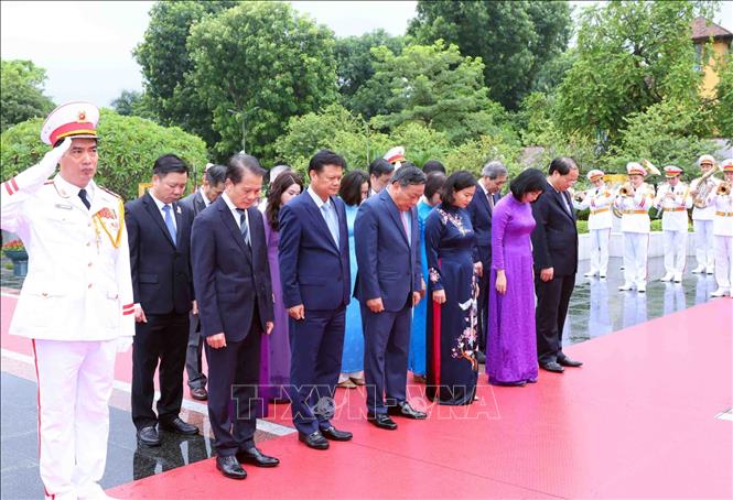 Đoàn đại biểu Thành uỷ, HĐND, UBND, MTTQ Việt Nam thành phố Hà Nội đến đặt vòng hoa, tưởng niệm các Anh hùng liệt sĩ. Ảnh: Phạm Kiên/TTXVN