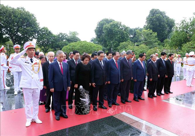 Các đồng chí lãnh đạo, nguyên lãnh đạo Đảng, Nhà nước tưởng niệm các Anh hùng liệt sĩ. Ảnh: Phạm Kiên/TTXVN