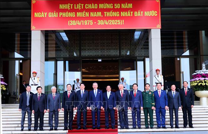 Kết thúc lễ viếng, các đồng chí lãnh đạo Đảng, Nhà nước đại trở về Nhà Quốc hội tiến hành họp phiên trù bị. Ảnh: An Đăng/TTXVN