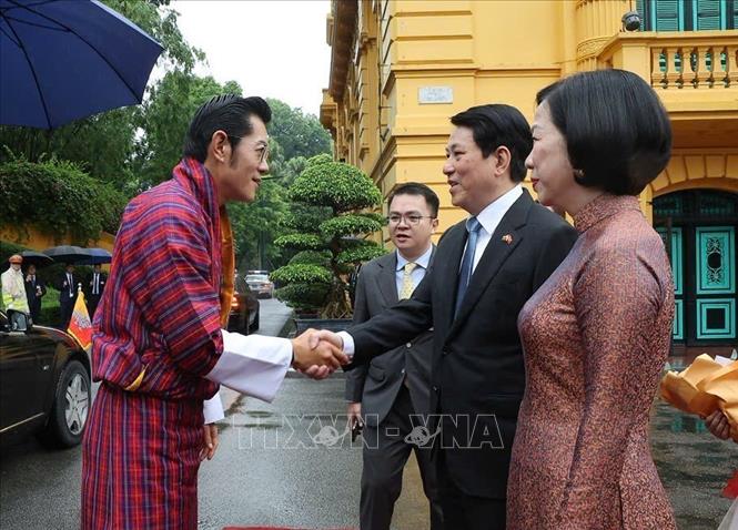 Chủ tịch nước Lương Cường và Phu nhân Nguyễn Thị Minh Nguyệt đón Quốc vương Bhutan Jigme Khesar Namgyel Wangchuck và Hoàng hậu Jetsun Pema. Ảnh: Lâm Khánh/TTXVN